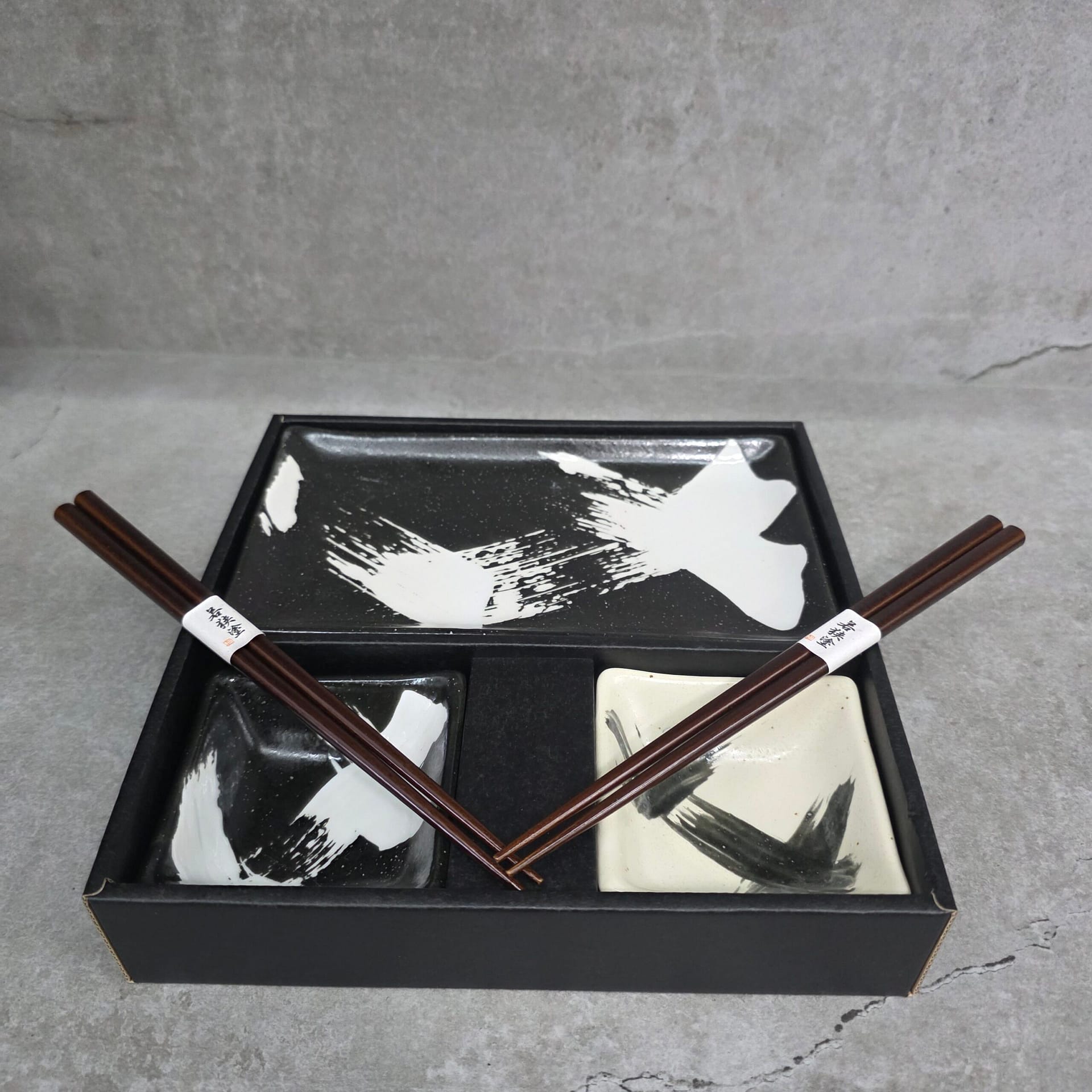 Juego de sushi en blanco y negro - Imagen 4