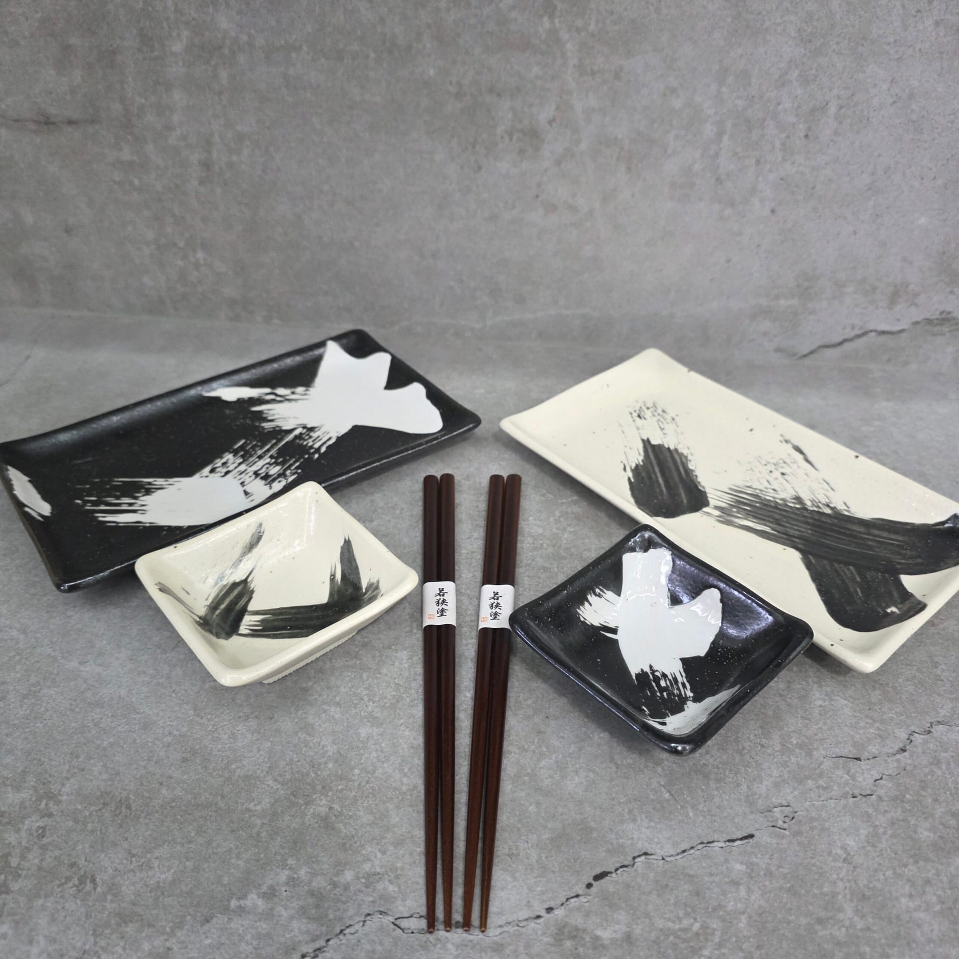 Juego de sushi en blanco y negro