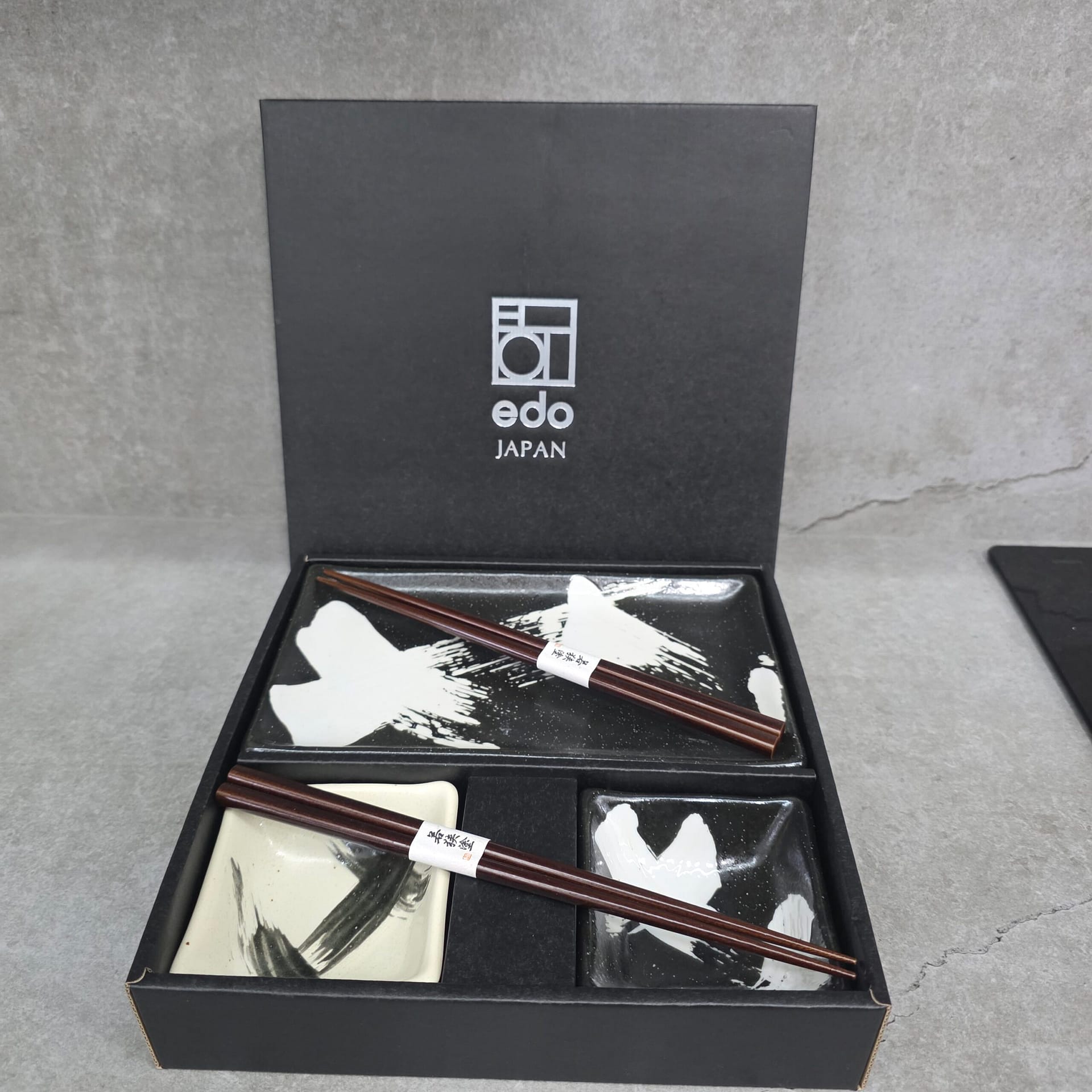 Juego de sushi en blanco y negro - Imagen 8