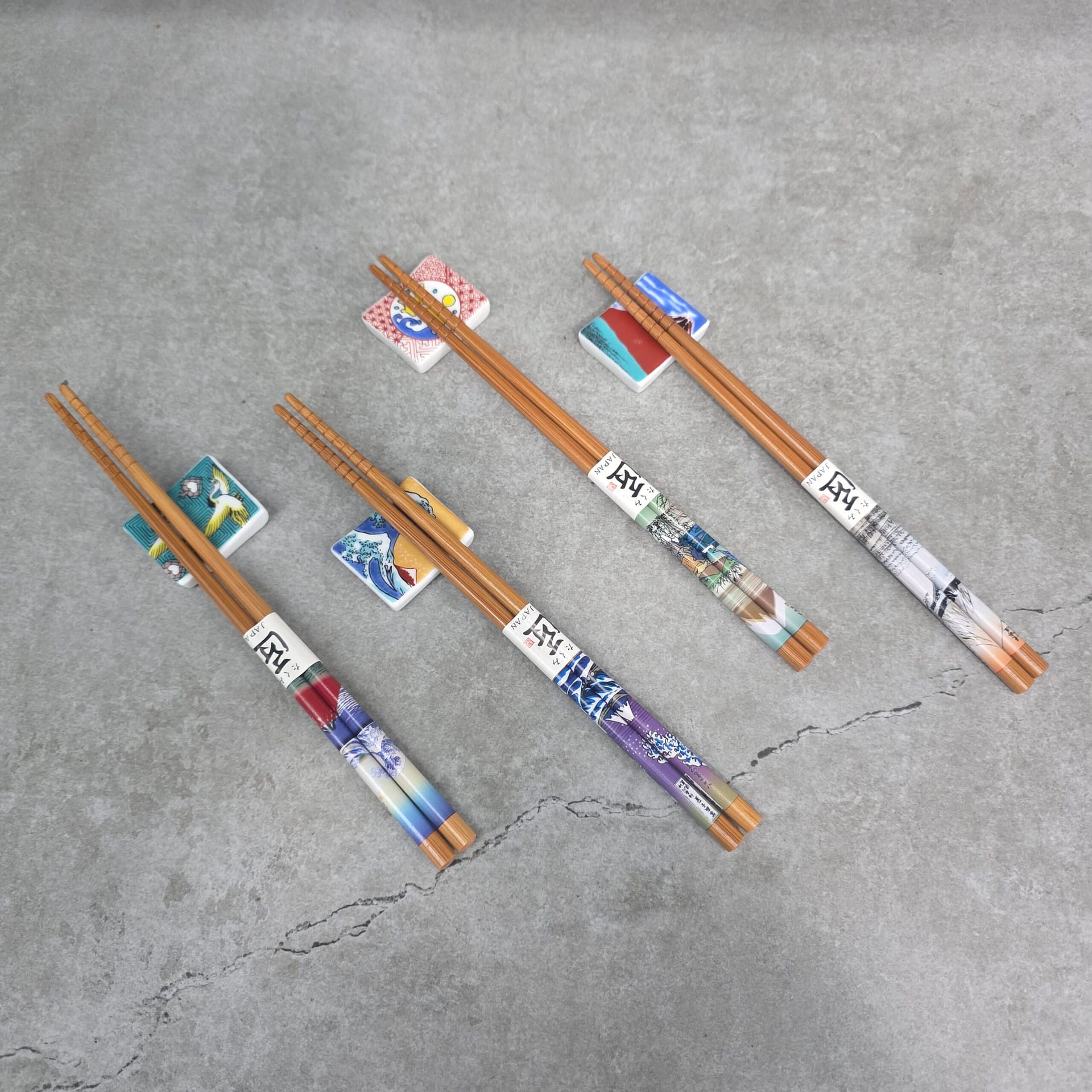 Juego de palillos y soportes de bambú con motivos japoneses
