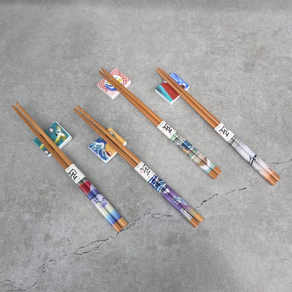 Juego de palillos y soportes de bambú con motivos japoneses